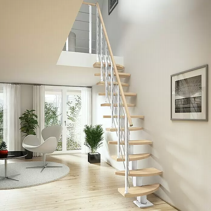 Dolle Mittelholmtreppe Berlin - Breite: 64 cm, Variabel, Verkehrsweiß, Farbe Stufen: Buche Natur, Geschosshöhe: 240 cm - 292 cm - Moderne offene Treppe mit hellen Holzstufen und schlankem weiß/Chrom Geländer in einem zeitgemäßen Wohnraum.