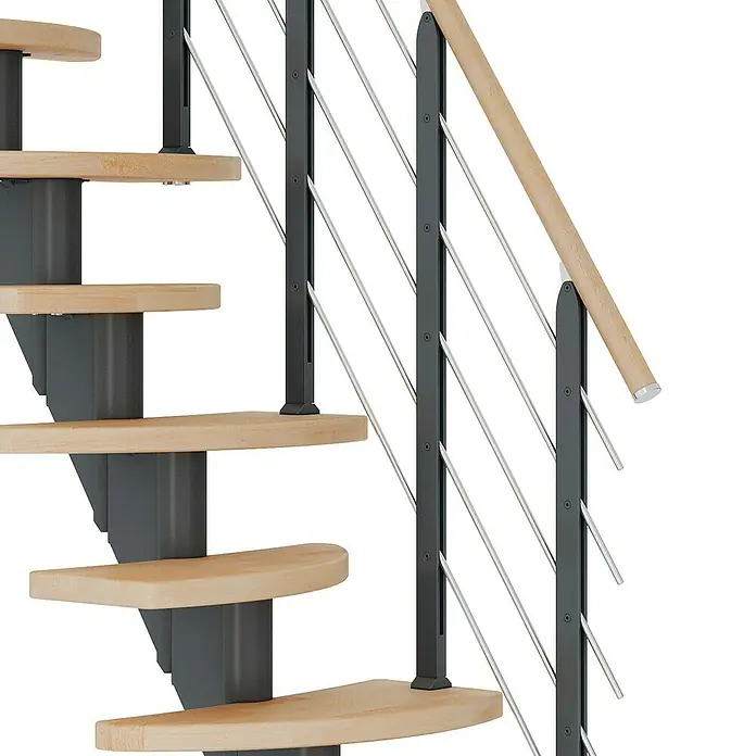 Dolle Mittelholmtreppe BerlinBreite: 64 cm, Variabel, Anthrazitgrau, Farbe Stufen: Buche Natur, Geschosshöhe: 259 cm - 315 cm - Detailaufnahme einer eleganten Wendeltreppe mit Holzstufen, einem grauen Mittelholm und einem modernen Geländer mit Edelstahlseilen.