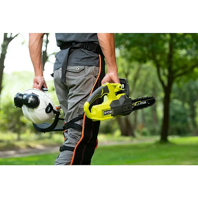 Ryobi ONE+ Akku-Kettensäge RY18CS20A-0 - 18 V, Li-Ionen, Ohne Akku, Schwertlänge: 20 cm - Mann hält eine RYOBI Akku-Kettensäge und einen Helm.