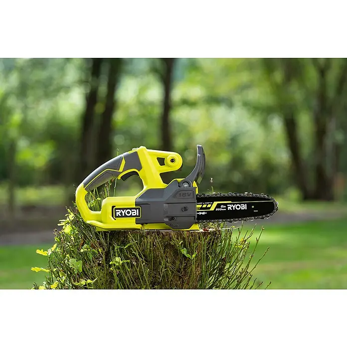 Ryobi ONE+ Akku-Kettensäge RY18CS20A-0 - 18 V, Li-Ionen, Ohne Akku, Schwertlänge: 20 cm - Ryobi Akku-Kettensäge auf einem Baumstumpf im Freien. Kompaktes, gelbes Design für einfache Baumpflege.