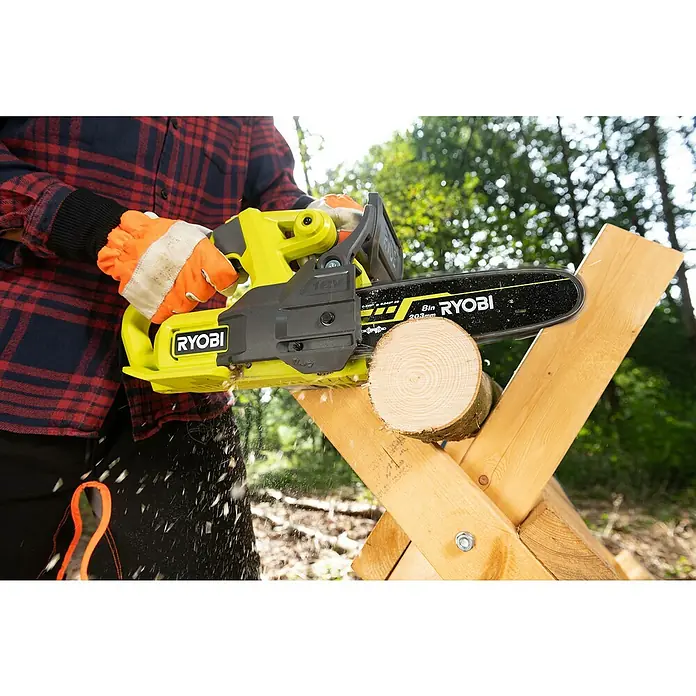 Ryobi ONE+ Akku-Kettensäge RY18CS20A-0 - 18 V, Li-Ionen, Ohne Akku, Schwertlänge: 20 cm - Ein Ryobi Akku-Kettensäge schneidet ein Holzstück auf einem Holzbock, gut geeignet für Gartenarbeit und Brennholz.