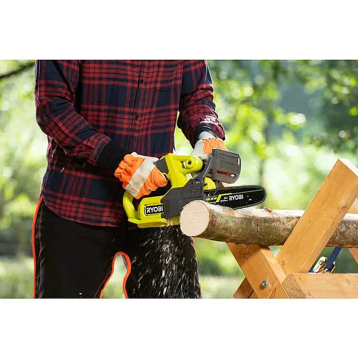 Ryobi ONE+ Akku-Kettensäge RY18CS20A-0 - 18 V, Li-Ionen, Ohne Akku, Schwertlänge: 20 cm - Mann schneidet Holz mit einer gelben Ryobi Akku-Kettensäge. Die Kettensäge ist kabellos und ideal für den Einsatz im Garten.