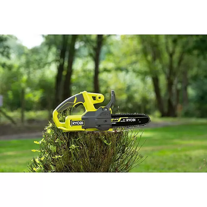 Ryobi ONE+ Akku-Kettensäge RY18CS20A-0 - 18 V, Li-Ionen, Ohne Akku, Schwertlänge: 20 cm - Gelbe und schwarze Ryobi 18V Kettensäge, die auf einem gestutzten Busch liegt.