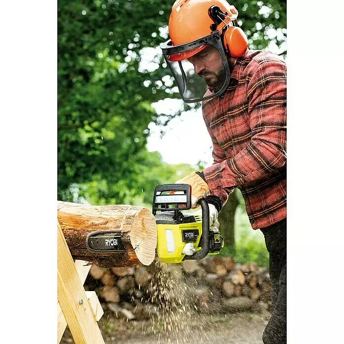 Ryobi Max Power Akku-Kettensäge RY36CSX40B-0 - 36 V, Li-Ionen, Ohne Akku, Schwertlänge: 40 cm - Eine Person in Schutzausrüstung sägt einen Holzstamm mit einer gelb-schwarzen Ryobi Kettensäge, Späne fliegen.
