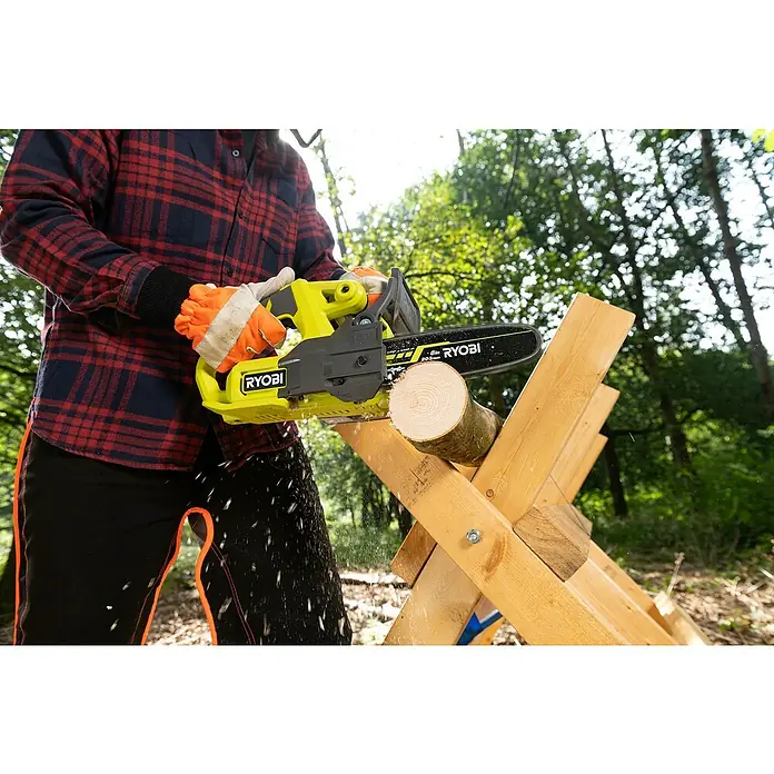 Ryobi ONE+ Akku-Kettensäge RY18CS20A-0 - 18 V, Li-Ionen, Ohne Akku, Schwertlänge: 20 cm - Nahaufnahme einer Person, die mit einer RYOBI Akku-Kettensäge einen Holzstamm auf einem Sägebock zersägt.