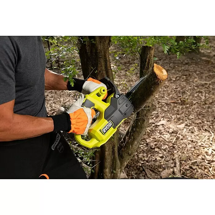 Ryobi ONE+ Akku-Kettensäge RY18CS20A-0 - 18 V, Li-Ionen, Ohne Akku, Schwertlänge: 20 cm - Person in Handschuhen sägt einen Ast mit einer gelb-schwarzen Ryobi Kettensäge.