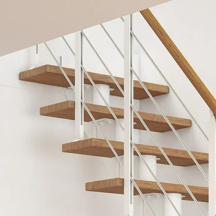 Dolle Mittelholmtreppe HamburgBreite: 75 cm, 1/4-gewendelt, Verkehrsweiß, Farbe Stufen: Eiche Natur, Geschosshöhe: 259 cm - 301 cm - Moderne Treppe mit Holzstufen, weißen Geländern und Stahlseilen. Das Design ist minimalistisch und hell, ideal für moderne Innenräume.