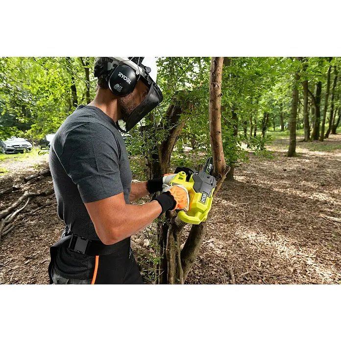 Ryobi ONE+ Akku-Kettensäge RY18CS20A-0 - 18 V, Li-Ionen, Ohne Akku, Schwertlänge: 20 cm - Ein Mann benutzt eine Ryobi Akku-Kettensäge, um einen Baum zu schneiden. Er trägt Sicherheitsausrüstung für seine Arbeit im Wald.