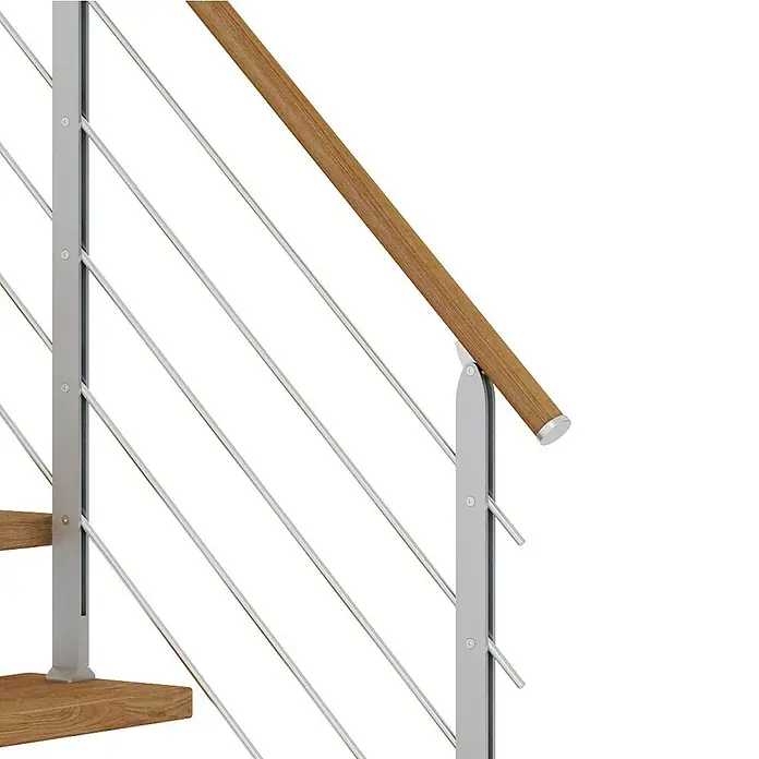 Dolle Mittelholmtreppe HamburgBreite: 85 cm, Gerade, Perlgrau, Farbe Stufen: Eiche Natur, Geschosshöhe: 278 cm - 322 cm - Detailaufnahme eines modernen Treppengeländers mit Edelstahlstreben und einem Handlauf aus Holz, das Design und Funktionalität vereint.