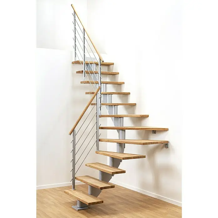 Dolle Mittelholmtreppe HamburgBreite: 85 cm, 1/4-gewendelt, Perlgrau, Farbe Stufen: Eiche Natur, Geschosshöhe: 278 cm - 322 cm - Diese Aufnahme zeigt eine moderne Treppe mit Holzstufen und einem minimalistischen Edelstahlgeländer, ideal für ein stilvolles Interieur.