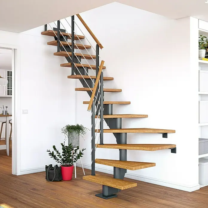 Dolle Mittelholmtreppe HamburgBreite: 85 cm, 1/4-gewendelt, Anthrazitgrau, Farbe Stufen: Eiche Natur, Geschosshöhe: 259 cm - 301 cm - Das Bild zeigt eine moderne Treppe mit Holzstufen und einem Stahlgeländer in einem hellen Innenraum. Die Treppe ist ein echter Hingucker.