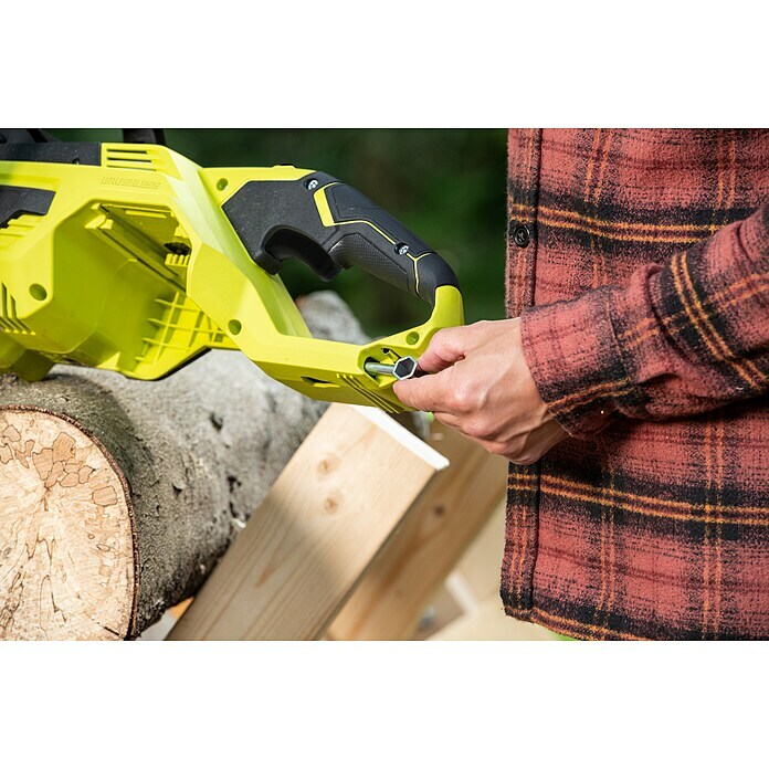 Ryobi Max Power Akku-Kettensäge RY36CSX30B-036 V, Li-Ionen, Ohne Akku, Schwertlänge: 30 cm Use Shot