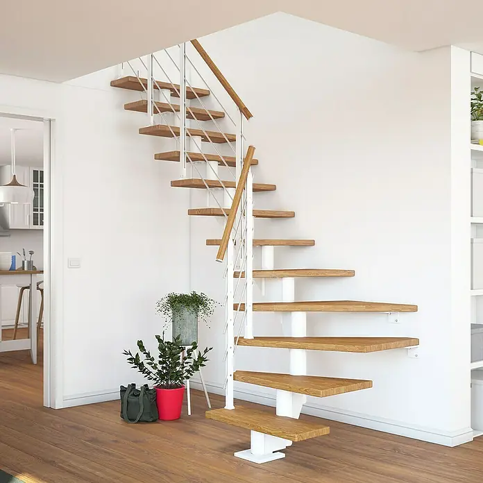 Dolle Mittelholmtreppe HamburgBreite: 75 cm, 1/4-gewendelt, Verkehrsweiß, Farbe Stufen: Eiche Natur, Geschosshöhe: 259 cm - 301 cm - Elegante Treppe mit Holzstufen und weißem Geländer. Die Treppe fügt sich nahtlos in das moderne Interieur ein und bietet einen stilvollen Aufgang.