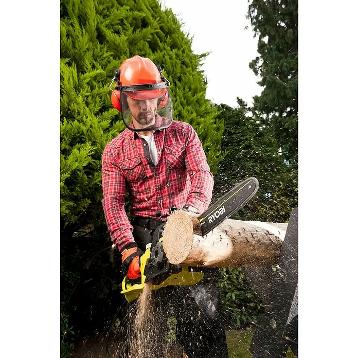 Ryobi Elektro-Kettensäge RCS2340B - 2.300 W, Schwertlänge: 40 cm - Mann sägt Baumstamm mit Ryobi Kettensäge und Schutzausrüstung.