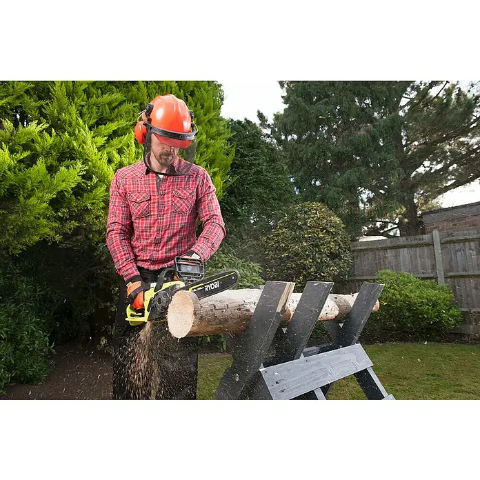 Ryobi Elektro-Kettensäge RCS1935B - 1.900 W, Schwertlänge: 40 cm - Ein Mann in Schutzausrüstung benutzt eine Ryobi Kettensäge, um Holz auf einem Sägebock im Freien zu schneiden.