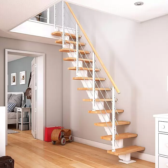Dolle Mittelholmtreppe Frankfurt - Breite: 75 cm, Gerade, Verkehrsweiß, Farbe Stufen: Buche Natur, Geschosshöhe: 222 cm - 258 cm - Moderne freitragende Treppe mit hellen Holzstufen, weißen Pfosten und Holzhandlauf, führt zu einer oberen Etage.