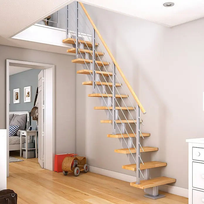 Dolle Mittelholmtreppe Frankfurt - Breite: 75 cm, Gerade, Perlgrau, Farbe Stufen: Buche Natur, Geschosshöhe: 222 cm - 258 cm - Eine moderne Treppe mit Holzstufen und Edelstahlgeländer fügt sich elegant in den Raum ein. Der Treppenaufgang ist hell und einladend.