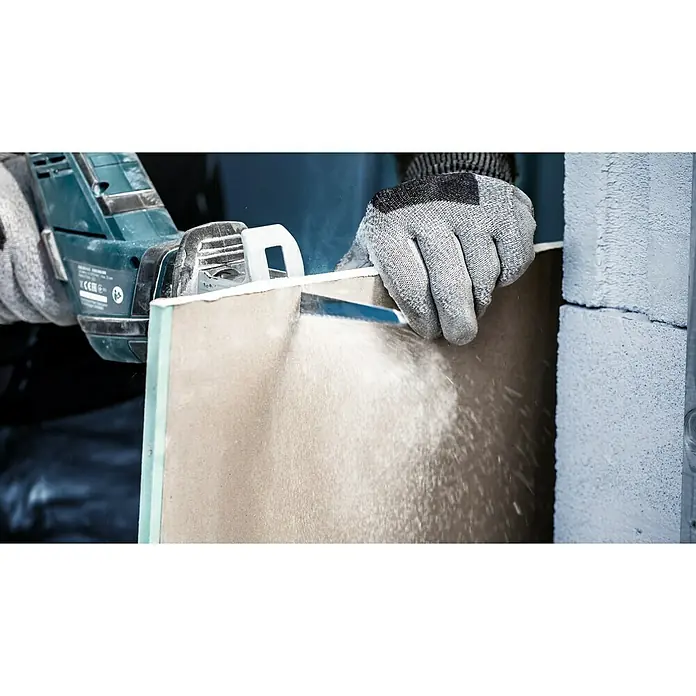 Bosch Expert Säbelsägeblatt Fiber Plaster S641HM - Länge: 150 mm - Eine Nahaufnahme, wie eine Person mit einer Stichsäge eine Gipskartonplatte schneidet, wobei Staub aufgewirbelt wird.