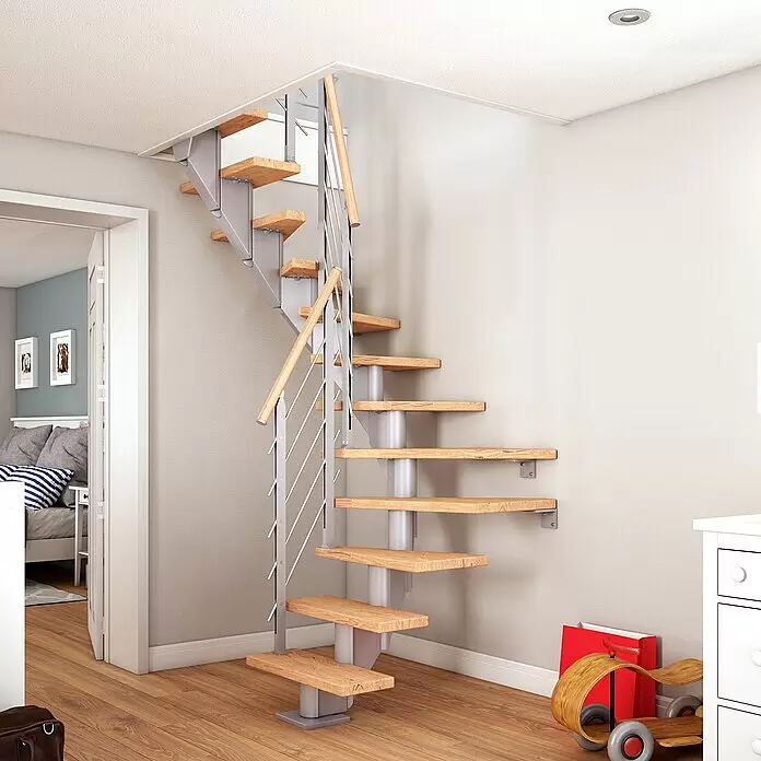 Dolle Mittelholmtreppe Frankfurt - Breite: 75 cm, 1/2-gewendelt, Perlgrau, Farbe Stufen: Eiche Weiß, Geschosshöhe: 222 cm - 258 cm - Stimmungsaufnahme