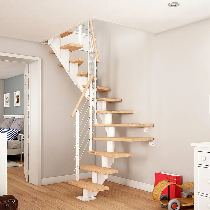 Dolle Mittelholmtreppe FrankfurtBreite: 65 cm, 1/2-gewendelt, Verkehrsweiß, Farbe Stufen: Eiche Weiß, Geschosshöhe: 259 cm - 301 cm - Raumspartreppe mit Holzstufen und weißem Geländer im modernen Design, ideal für kleine Wohnräume.