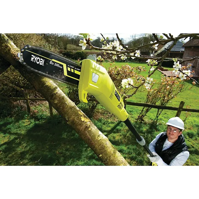 Ryobi Elektro-Hochentaster RPP750S - 750 W, Schwertlänge: 20 cm - Nahaufnahme einer Ryobi Hochentaster Motorsäge beim Beschneiden eines Astes im Freien, bedient von einem Mann mit Schutzkleidung.