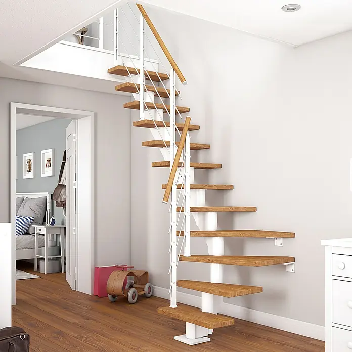 Dolle Mittelholmtreppe FrankfurtBreite: 65 cm, 1/4-gewendelt, Verkehrsweiß, Farbe Stufen: Eiche Natur, Geschosshöhe: 259 cm - 301 cm - Treppe mit Holzstufen und weißem Geländer in modernem Interieur.