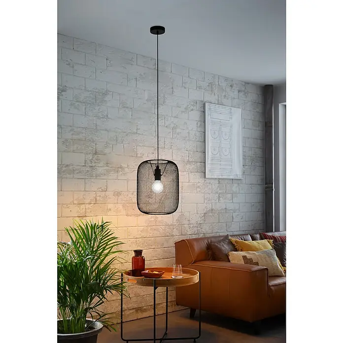 Eglo Wrington Pendelleuchte - 60 W, Schwarz, 300 mm - Diese Aufnahme zeigt eine elegante schwarze Netzpendelleuchte mit einer Glühbirne, die in einem stilvollen Wohnraum hängt.