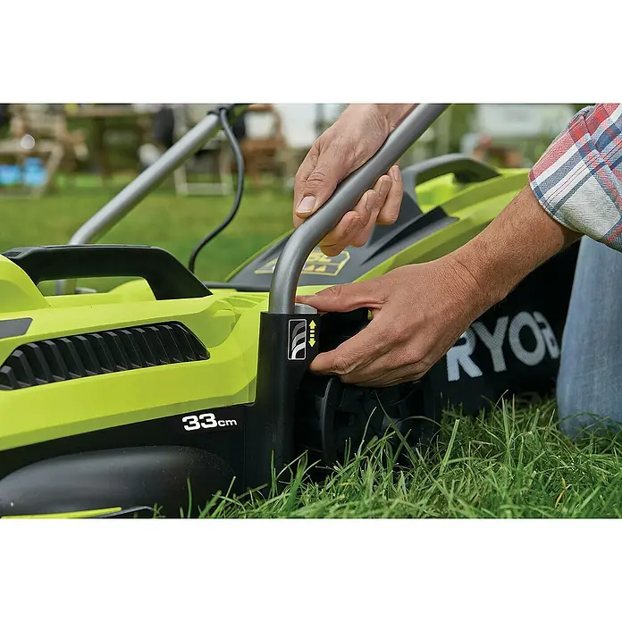 Ryobi Elektro-Rasenmäher RLM15E36H - 1.500 W, Schnittbreite: 36 cm - Nahaufnahme eines RYOBI Rasenmähers bei der Einstellung der Schnitthöhe.