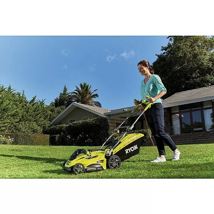 Ryobi Elektro-Rasenmäher RLM18E40H - 1.800 W, Schnittbreite: 40 cm - Eine Frau mäht einen sonnigen Rasen mit einem hellgrünen und schwarzen Ryobi Elektrorasenmäher im Garten.