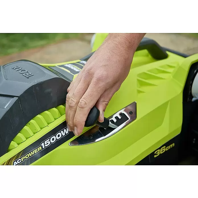 Ryobi Elektro-Rasenmäher RLM15E36H - 1.500 W, Schnittbreite: 36 cm - Eine Hand steckt einen schwarzen Schlüssel in einen lindgrün-dunkelgrauen Ryobi Elektromäher mit 1500W und 36cm Details.