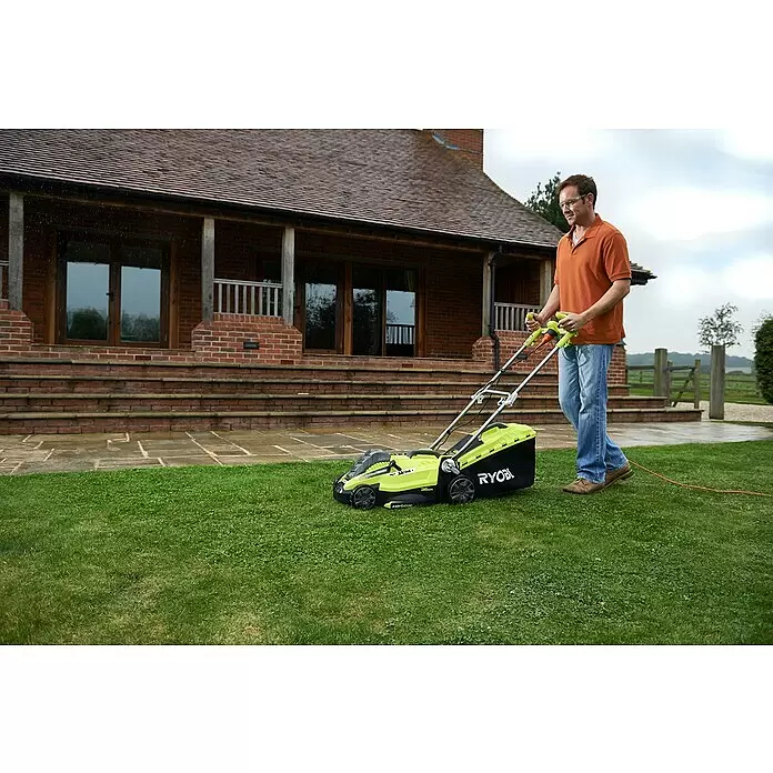 Ryobi Elektro-Rasenmäher RLM15E36H - 1.500 W, Schnittbreite: 36 cm - Mann schiebt einen grün-schwarzen Ryobi Rasenmäher auf einem Rasen. Es ist ein kabelgebundenes Modell im Gebrauch.
