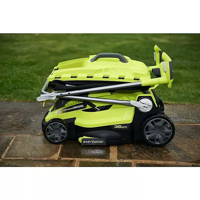 Ryobi Elektro-Rasenmäher RLM15E36H - 1.500 W, Schnittbreite: 36 cm - Ein lindgrüner und schwarzer Elektro-Rasenmäher, zur kompakten Aufbewahrung zusammengeklappt, mit "ACPOWER 1500W", "36cm" und "EASYSEDGE" Logos, steht draußen.
