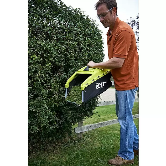 Ryobi Elektro-Rasenmäher RLM15E36H - 1.500 W, Schnittbreite: 36 cm - Mann hält einen limettengrünen und schwarzen Heckenschnittsammler, gefüllt mit grünen Heckenschnittresten.