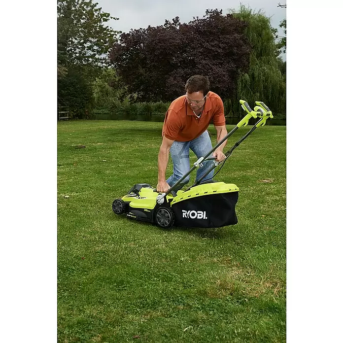 Ryobi Elektro-Rasenmäher RLM15E36H - 1.500 W, Schnittbreite: 36 cm - Mann mäht Rasen mit einem limettengrünen und schwarzen Ryobi Rasenmäher mit Fangsack.