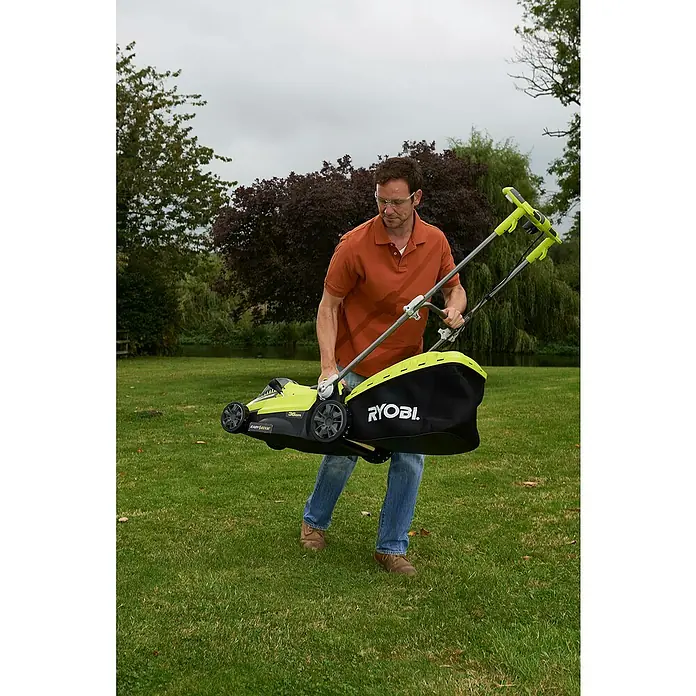 Ryobi Elektro-Rasenmäher RLM15E36H - 1.500 W, Schnittbreite: 36 cm - Mann trägt einen Ryobi Rasenmäher. Der Rasenmäher ist hellgrün und schwarz. Er trägt eine Schutzbrille und ein orangefarbenes Hemd.