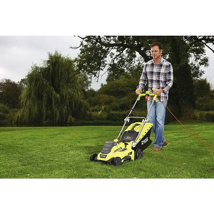Ryobi Elektro-Rasenmäher RLM18E40H - 1.800 W, Schnittbreite: 40 cm - Mann mäht Rasen mit gelbem RYOBI Rasenmäher. Das Gerät ist kompakt und benutzerfreundlich. Perfekt für den Garten.