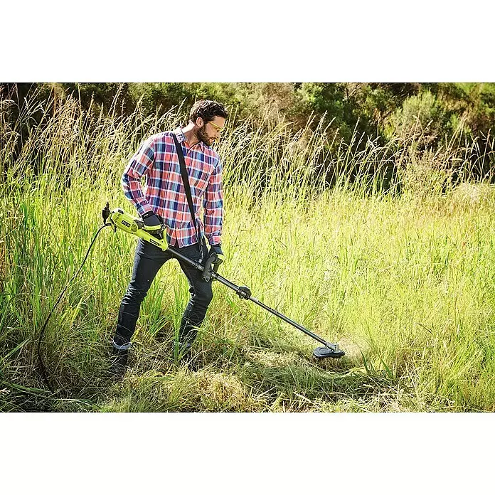 Ryobi Elektro-Motorsense RBC1226I - 1.200 W, Schnittbreite Faden: 38 cm, Schnittbreite Messer: 26 cm - Mann benutzt gelb-grünen Ryobi Rasentrimmer zum Schneiden von hohem Gras. Er trägt Schutzbrille und Handschuhe.