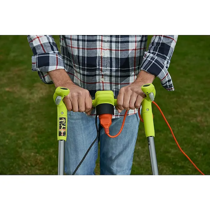 Ryobi Elektro-Rasenmäher RLM15E36H - 1.500 W, Schnittbreite: 36 cm - Eine Person bedient einen Rasenmäher mit hellgrünem Griff und orangefarbenem Kabel auf einem grünen Rasen.