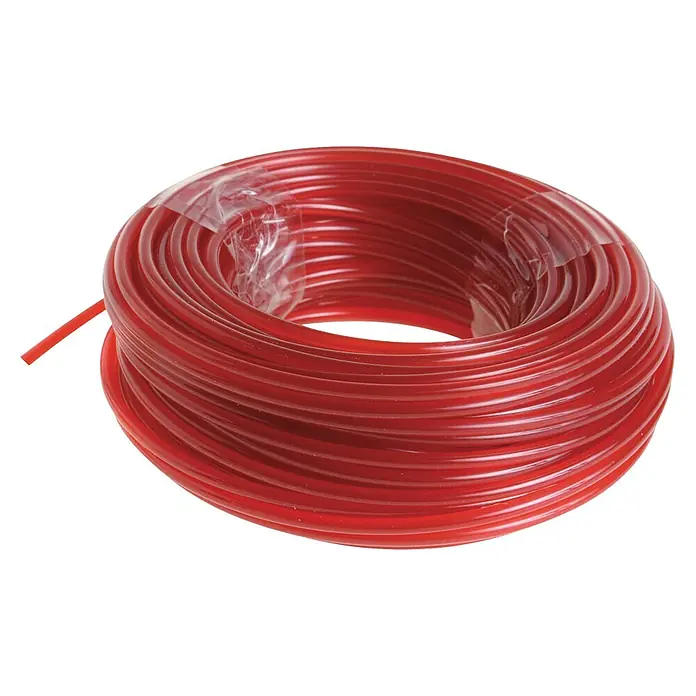Ryobi Ersatzschneidfaden RAC104 - Fadenstärke: 2,4 mm, Fadenlänge: 15 m - Das Bild zeigt eine Rolle rote Trimmerschnur, die ordentlich aufgewickelt und mit Plastikfolie fixiert ist. Das Produkt ist für Gartengeräte geeignet.