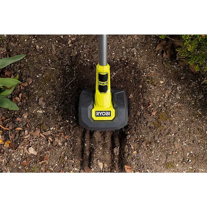 Ryobi ONE+ Akku-Bodenhacke RY18CVA-0 - Ohne Akku, Li-Ionen, 18 V - Nahaufnahme eines Ryobi-Gartenwerkzeugs, das den Boden auflockert und für die Gartenarbeit vorbereitet.