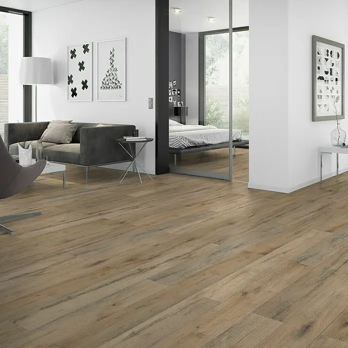 Classen Vinylbodenmuster GreenVinyl Risseiche Dunkel - 300 x 173 x 4 mm, Landhausdiele - Einladender Raum mit einem warmen Holzboden, der eine gemütliche Atmosphäre schafft und die natürliche Schönheit des Raumes hervorhebt.