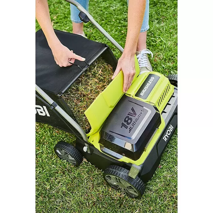 Ryobi ONE+ Akku-Vertikutierer RY18SFX35A-0 - Anzahl Akkus: Ohne Akku, 18 V, Arbeitsbreite: 35 cm - Hände justieren einen grün-schwarzen Ryobi Akku-Rasenmäher, öffnen Akkufach und Grasfangkorb voller Schnittgut.