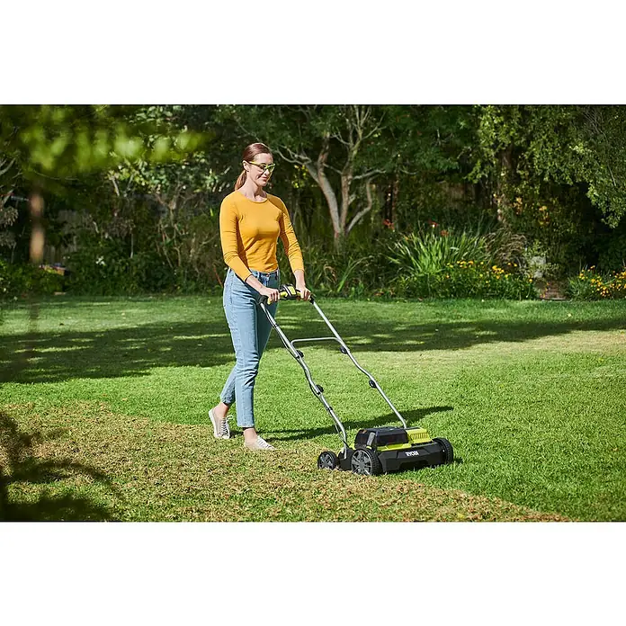 Ryobi ONE+ Escarificador de batería RY18SFX35A-0 - Número de baterías: Sin batería, 18 V, Anchura de trabajo: 35 cm - Una mujer está usando un cortacésped Ryobi en el jardín.