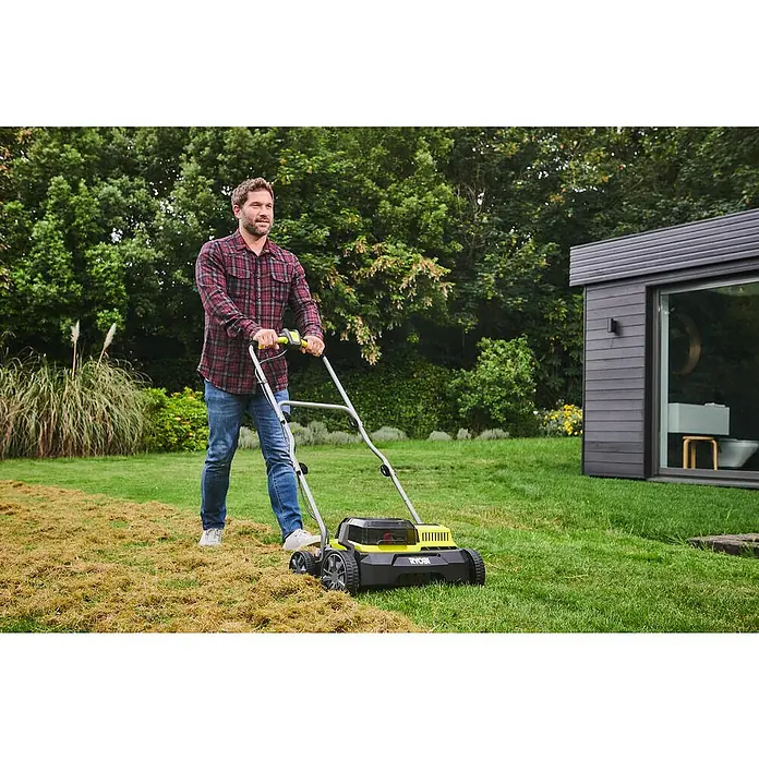 Ryobi ONE+ Akku-Vertikutierer RY18SFX35A-0 - Anzahl Akkus: Ohne Akku, 18 V, Arbeitsbreite: 35 cm - Ein Mann benutzt einen Ryobi Rasenlüfter im Garten. Das Gerät entfernt effizient Rasenfilz und sorgt für einen gesunden Rasen.