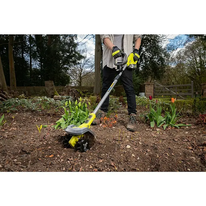 Ryobi ONE+ Akku-Bodenhacke RY18CVA-0 - Ohne Akku, Li-Ionen, 18 V - Der RYOBI Akku-Bodenhacke im Einsatz, ideal für die Gartenarbeit. Müheloses Auflockern des Bodens für die Bepflanzung im heimischen Garten.
