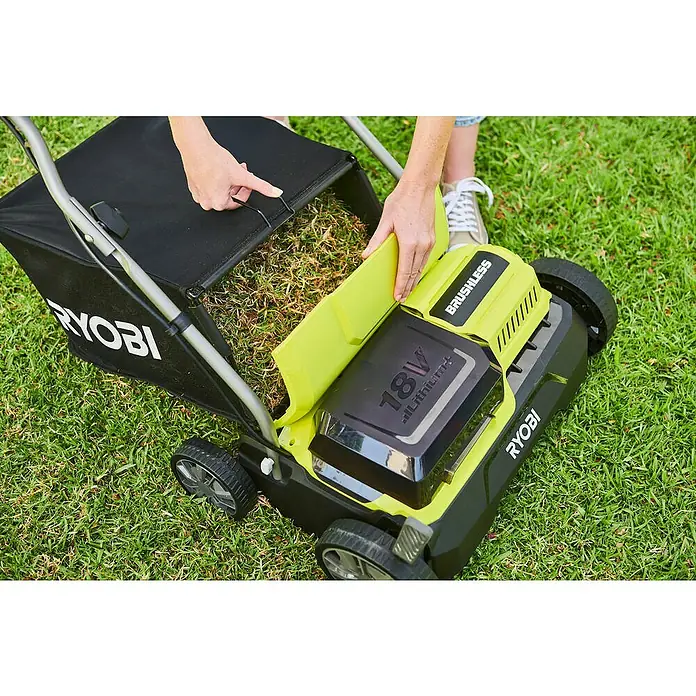 Ryobi ONE+ Akku-Vertikutierer RY18SFX35A-0 - Anzahl Akkus: Ohne Akku, 18 V, Arbeitsbreite: 35 cm - Der Ryobi Rasenmäher mit Grasfangkorb wird von einer Person bedient, die den vollen Grasfangkorb entleert.