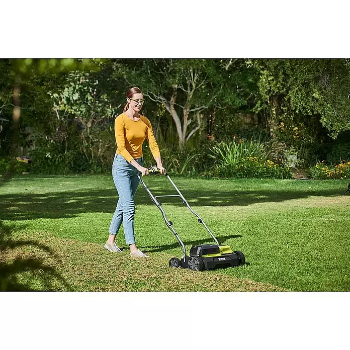 Ryobi ONE+ Akku-Vertikutierer RY18SFX35A-0 - Anzahl Akkus: Ohne Akku, 18 V, Arbeitsbreite: 35 cm - Eine Frau nutzt einen schwarz-limettengrünen Ryobi Vertikutierer mit silbernem Griff, um ihren Rasen zu reinigen.