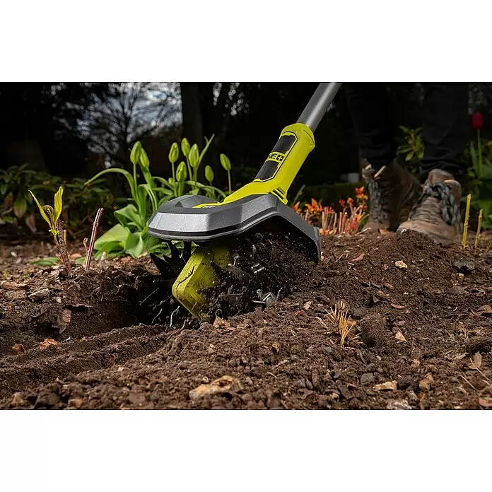 Ryobi ONE+ Akku-Bodenhacke RY18CVA-0 - Ohne Akku, Li-Ionen, 18 V - Gelb-schwarze Gartenhacke gräbt und lockert aktiv den Boden in einem Blumenbeet.