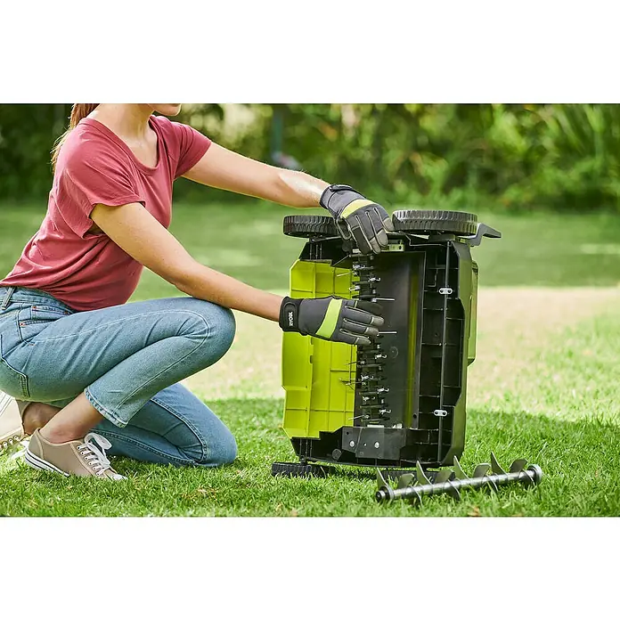 Ryobi ONE+ Akku-Vertikutierer RY18SFX35A-0 - Anzahl Akkus: Ohne Akku, 18 V, Arbeitsbreite: 35 cm - Eine Frau wechselt die Walze eines Rasenlüfters, wobei der Fokus auf dem gelb-schwarzen Gerät und der Wartung liegt.