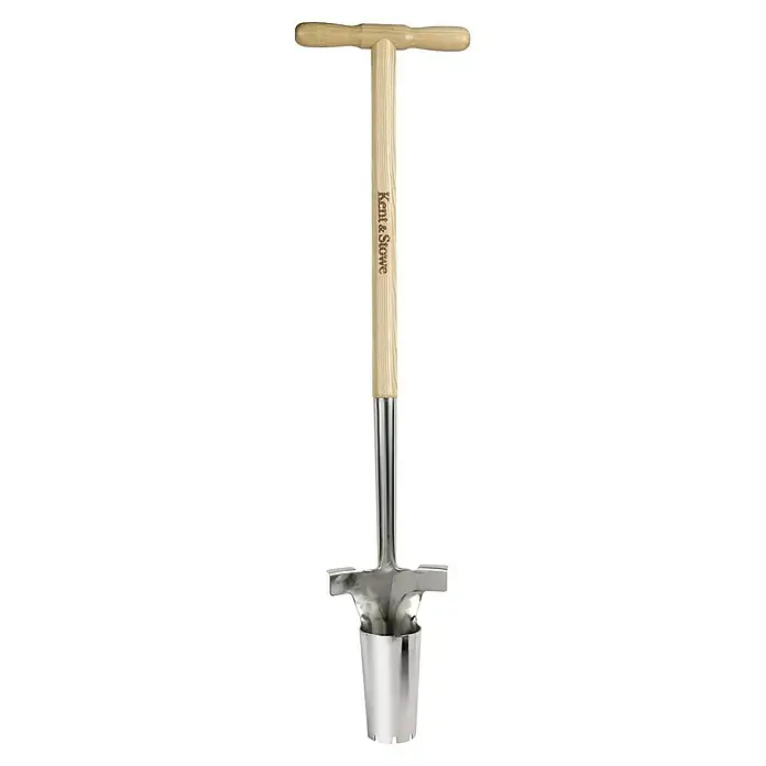 Kent & Stowe Hand-Blumenzwiebelpflanzer - Langstiel, Durchmesser: 6 cm - Nahaufnahme einer Kent & Stowe Blumenzwiebelpflanzer mit T-Griff aus Holz und glänzender, robuster Edelstahlkonstruktion für langlebige Leistung.